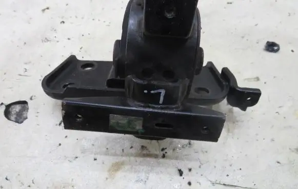 Toyota RAV 4 (XA40) Engine mount vacuum valve 