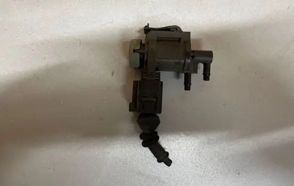 Volkswagen PASSAT B6 Vacuum valve 1J0906283C
