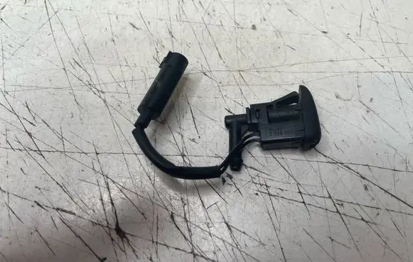BMW X3 E83 Windshield washer spray nozzle 7110851