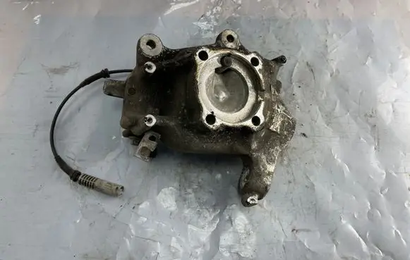 BMW 5 E39 Front wheel hub spindle knuckle 1092853