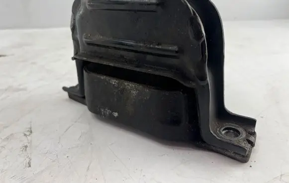 Chevrolet Captiva Engine mounting bracket