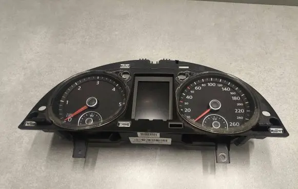 Volkswagen PASSAT B7 Speedometer (instrument cluster) 3AA920880C 027256