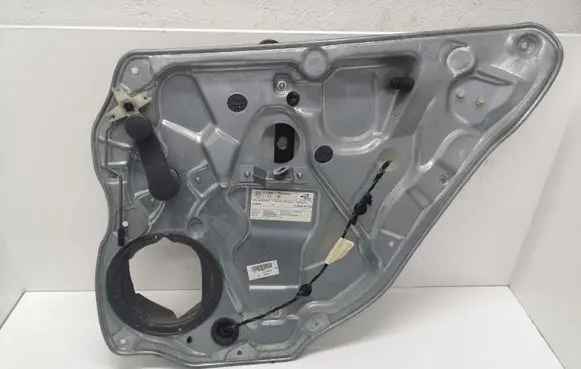 Rear door manual window regulator