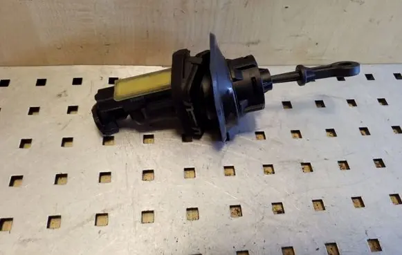 Clutch slave cylinder