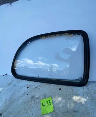 Nissan Micra Front door window glass four-door 43R00004 DOT17M32AS2