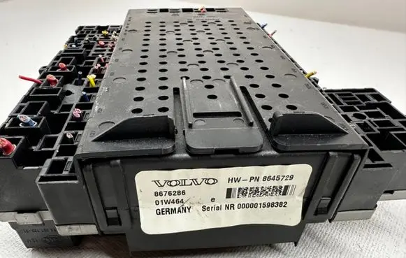 Volvo V70 Fuse module HWPN8645729 8676266 01W454