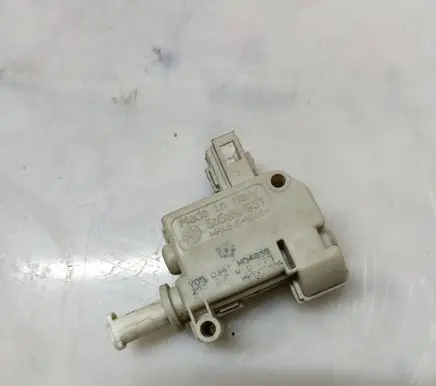 Volkswagen PASSAT B6 Fuel tank cap lock motor 3C0810773