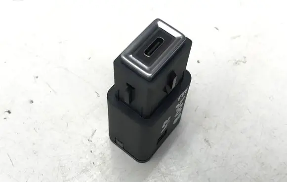 Peugeot 3008 III USB socket connector 9831350680 9851608480