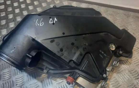 BMW X6 E71 Air filter box 75775448