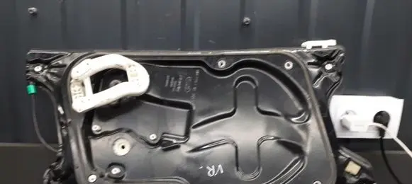 Land Rover Discovery 3 - LR3 Front window lifting mechanism without motor 994731