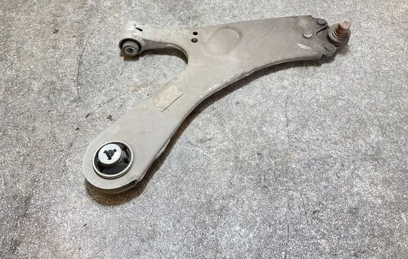 Citroen C4 III e-C4 Front lower control arm/wishbone 