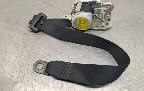 Toyota Avensis T270 Front seatbelt 7P1510P 0538056