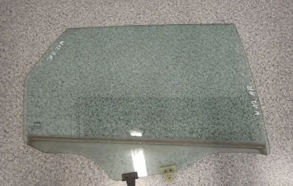 Nissan Primera Sliding door window/glass 