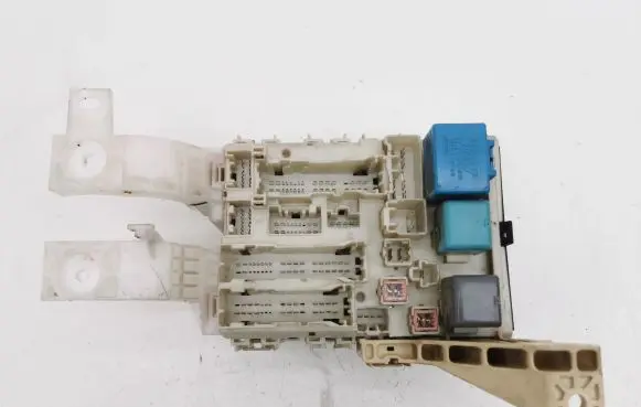 Toyota Yaris Fuse module 8273052700