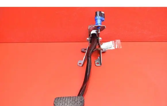 Accelerator throttle pedal