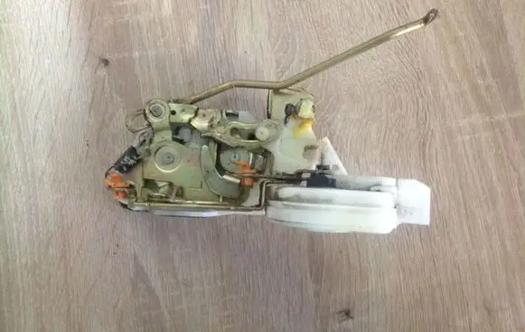 Mitsubishi Pajero Sport I Front door lock