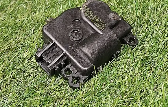 Ford Fusion II Air flap motor/actuator DG9H19E616BA