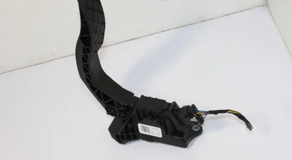 Accelerator throttle pedal
