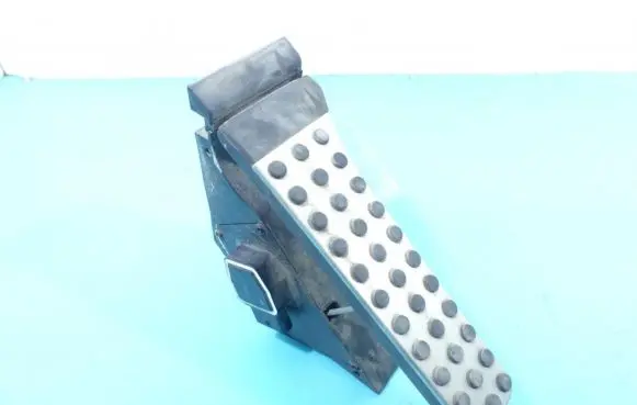 Accelerator throttle pedal