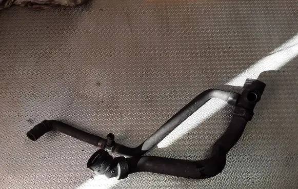 Volkswagen PASSAT B5.5 Engine coolant pipe/hose