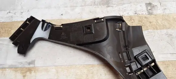 Rear bumper mounting bracket
