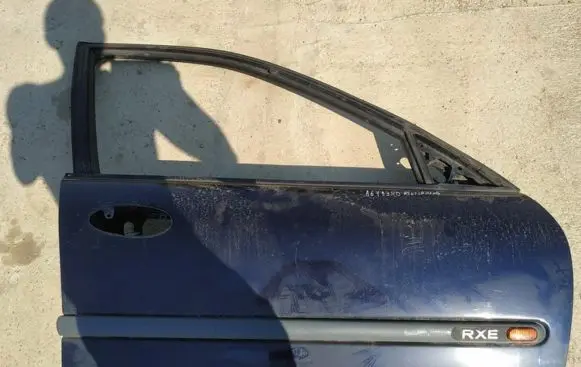 Renault Laguna I Front door melynos