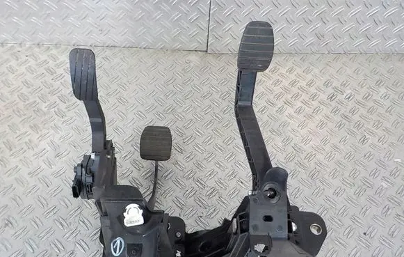 Renault Master III Pedal assembly 
