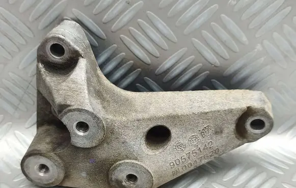 Opel Meriva B Gearbox mounting bracket 90575142 0047620