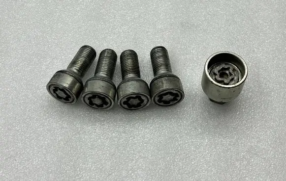 Volkswagen T-Roc Anti-theft wheel nuts and lock 