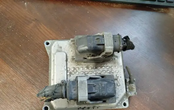 Opel Astra J Engine control unit/module 55564081