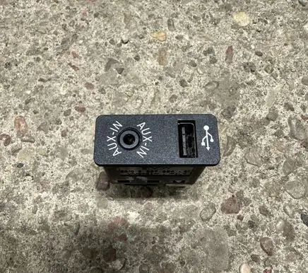 BMW 5 F10 F11 USB socket connector 9237654