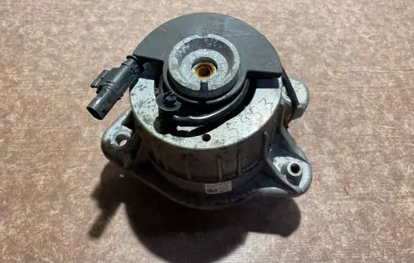 Mercedes-Benz S W222 Engine mount bracket A2222407617