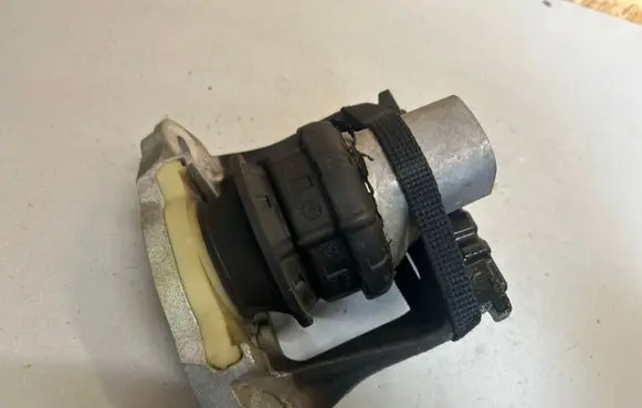 Volvo XC60 Engine mount bracket