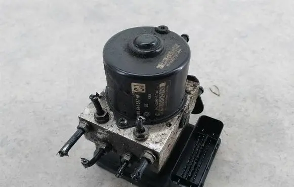 Volkswagen Golf V ABS Pump 