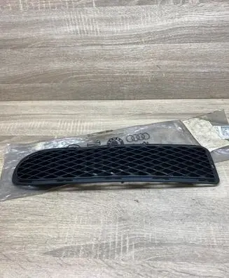 Volkswagen Golf IV Front bumper lower grill 377807717A