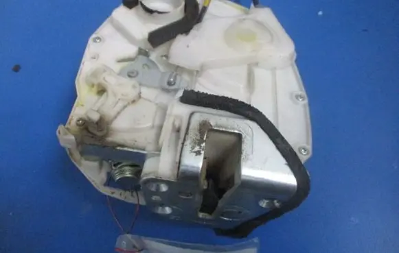 Suzuki Swift I Rear door lock