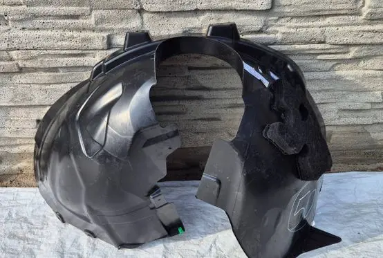 Front wheel arch liner splash guards