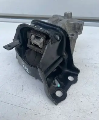 Nissan Note (E12) Engine mount bracket
