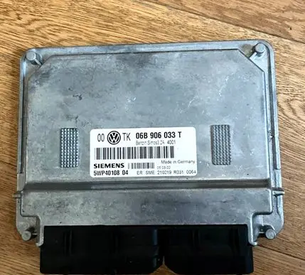 Volkswagen PASSAT B5 Engine control unit/module 06B906033T 5WP4010804