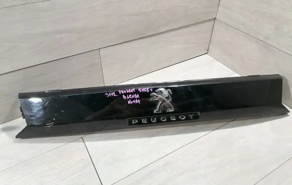 Peugeot 5008 II Tailgate trim 9814790977