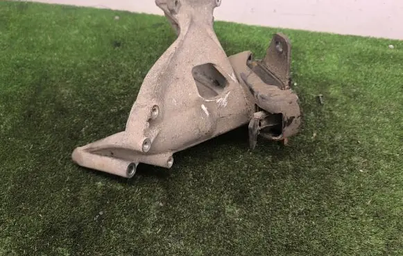 Volkswagen Amarok Engine mounting bracket 03L199308