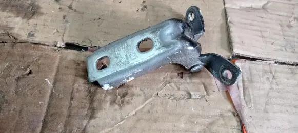 Chevrolet Camaro Front door upper hinge P19073 13501711 13501712