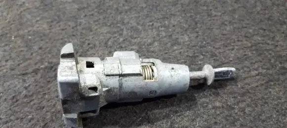 Volkswagen PASSAT B6 Front door lock (next to the handle) 3c0837167