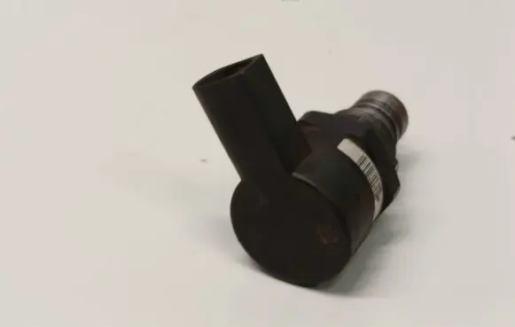 Mercedes-Benz C W203 Fuel pressure regulator A6110780449 0281002494