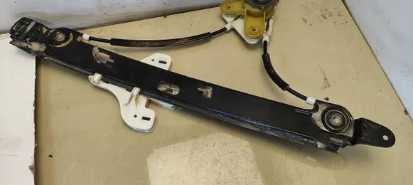 Rear door manual window regulator