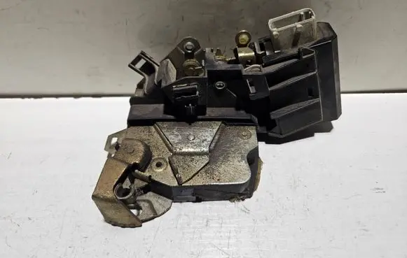 BMW 5 E39 Front door lock 8352165
