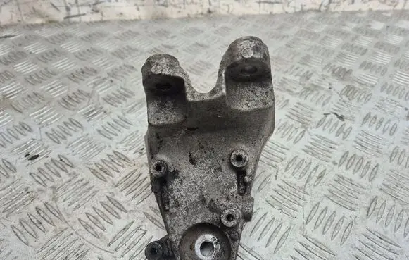 Engine mounting bracket