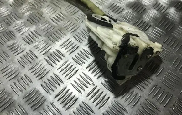 Mazda 2 Front door lock f97g01l1 f97-g01-l1