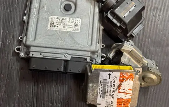 Mercedes-Benz E W211 Engine ECU kit and lock set A6421501179 0281012029