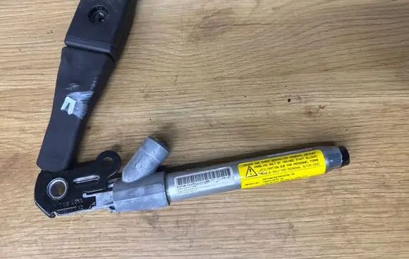 Opel Insignia A Front seatbelt buckle 305536910